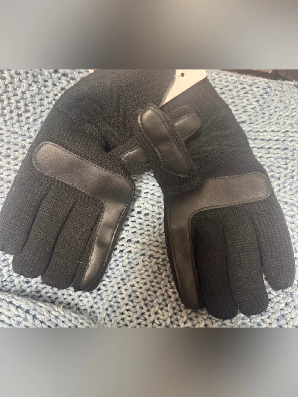 Isotoner women’s Black Knit Gloves